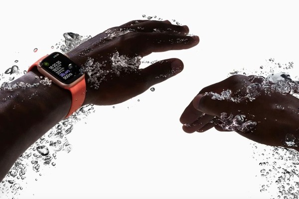 Apple Watch Series 8 có khả năng chống nước để bảo vệ bộ máy bên trong, nhưng không thể ngăn cản việc thân vỏ bị hư hao nếu tiếp xúc nước thường xuyên